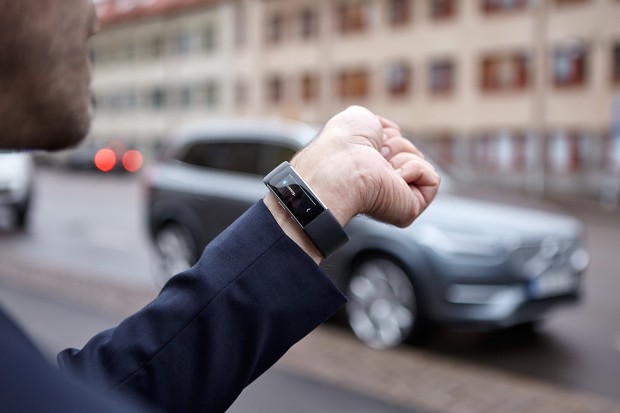 Das Microsoft Band 2 im Einsatz mit einem Volvo (Bild: Volvo)